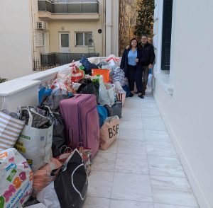 Τα πακέτα με είδη ρουχισμού που πρόσφεραν οι δημότες Πειραιά στη Δομή Φιλοξενίας Μεταναστών Σχιστού.