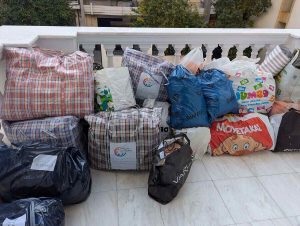 Τα πακέτα με είδη ρουχισμού που πρόσφεραν οι δημότες Πειραιά στη Δομή Φιλοξενίας Μεταναστών Σχιστού.